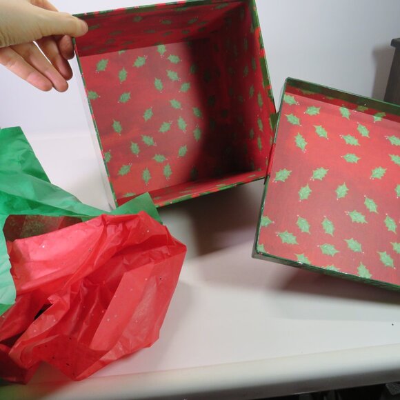 Red and Green Holly gift box w wired ribbon bow Christmas Holiday - Picture 5 of 6